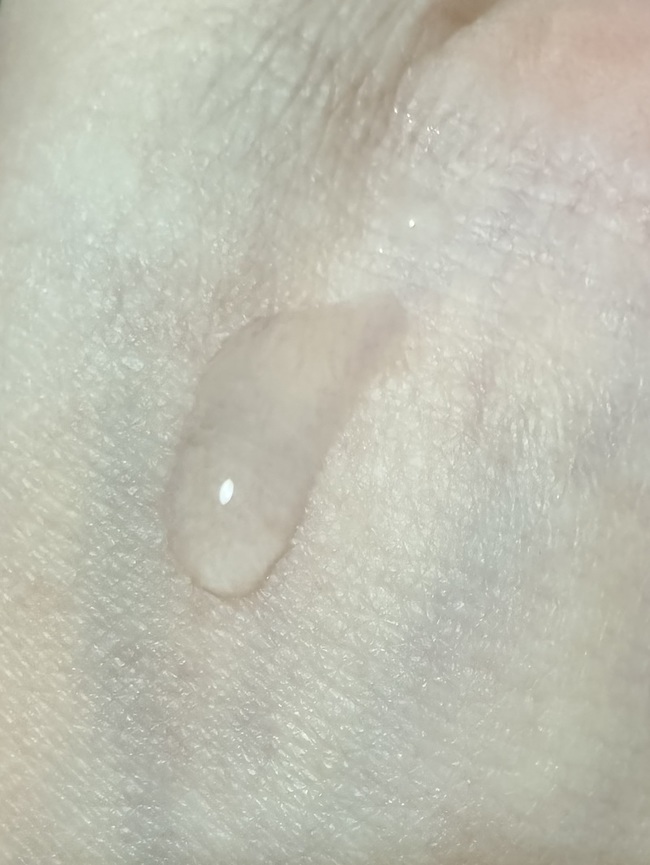 imgimg海外購買l全系列零酒精零香精零Paraben防腐劑官方網站已經有詳細的產品介紹官網取名救急小粉水pro❤️這一罐是乾肌友善高保濕的化妝水不是完全的清爽型🔺是稍微有一點點的保濕感的質地我還是用化妝棉擦拭感覺挺好的擦拭的過程中可以感受到化妝水有滲透到皮膚擦完是會感受到表面有保濕感用手按壓會感受到輕微黏不馬上擦精華液跟乳液的狀況下吹個頭熱風吹到臉後差不多要趕緊往下一個保養程序海外販售這包裝有一個缺點有點難倒出來要大力甩或是拆開那個白色塑膠蓋😆imgimg本次整系列瓶子設計也滿好看的官方介紹我擷取ㄧ張介紹imgimg給到六分是乾肌需求從過年期間到現在天氣冷冷熱熱穩定及保濕肌膚有感整個系列三款比較起來會想先買這系列正貨因而給六分❤️