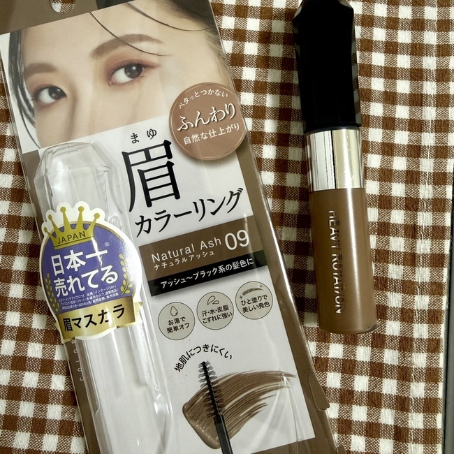imgimgimgimg之前舊版都是固定購買霧灰棕這次新版買淺一個色號米灰棕都很適合沒染髮追求自然妝感的顏色新版的刷頭比舊版再小那麼一點點比較不容易失手沾到皮膚使用時眉毛先逆刷再順刷讓膏體完整包覆在眉毛上妝感會更加完整好看我覺得新版的防水防油力更強卸妝時記得好好清潔眉毛imgimgimgimg