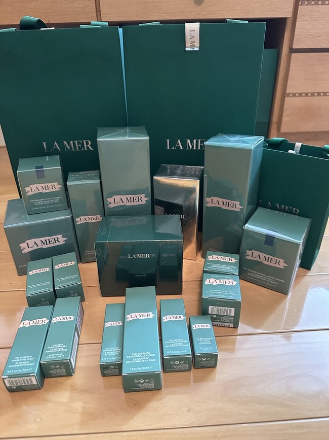 色方形那一盒是櫃姐送的化妝棉