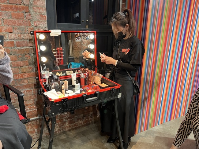 膏現場還有彩妝師試妝的服務