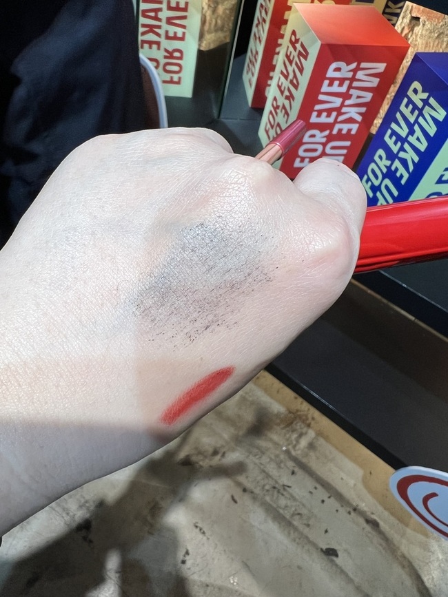 她的色號極致濃黑有一點落差