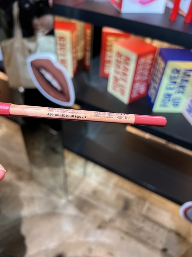 個顏色很好看帶著細閃的紅色