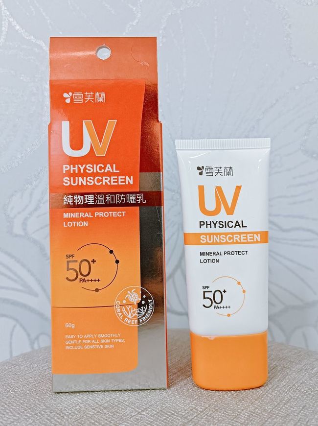 imgimg名稱｜Cellina雪芙蘭純物理溫和防曬乳SPF+PA+++膚質｜混合偏乾肌感謝COSME的百大網友大禮包讓我有機會體驗這款防曬乳❤️imgimg產品介紹與質地Cellina雪芙蘭的這款防曬乳標榜純物理防曬可以給肌膚提供很好的紫外線防護質地是乳白色擠出來後不會有厚重感水潤蠻好抹開的♡整體心得防曬是每天都必須認真做的事✧˚太陽好可怕><尤其是因為自己超愛用維A系列的保養品所以防曬更是不能馬虎這款防曬乳的質地蠻好推勻的抹開後很快就吸收進肌膚不會有泛白或者過於油膩的問題對於偏乾肌來說用了之後感覺清爽而且也不會乾燥不適的感覺整體的防曬力表現也不錯使用到目前肌膚都沒有變黑的情況✔不過如果有使用防曬品的話洗臉都要記得卸妝乾淨才不會讓防曬殘留對肌膚造成負擔噢imgimg✅優點清爽不油膩厚重防曬力佳偏乾肌友善無泛白問題價格親民小資族容易入手⭐總結雪芙蘭這款防曬乳體驗起來還蠻不錯的對像混合偏乾肌的人來說質地也很舒服不會油膩✩且防曬效果表現佳臉和身體都可以拿來作使用噢在價格上也很平易近人使用起來不心疼此次的使用心得分享供大家挑選防曬品作參考囉ᐟ‪‪ᐟimgimg