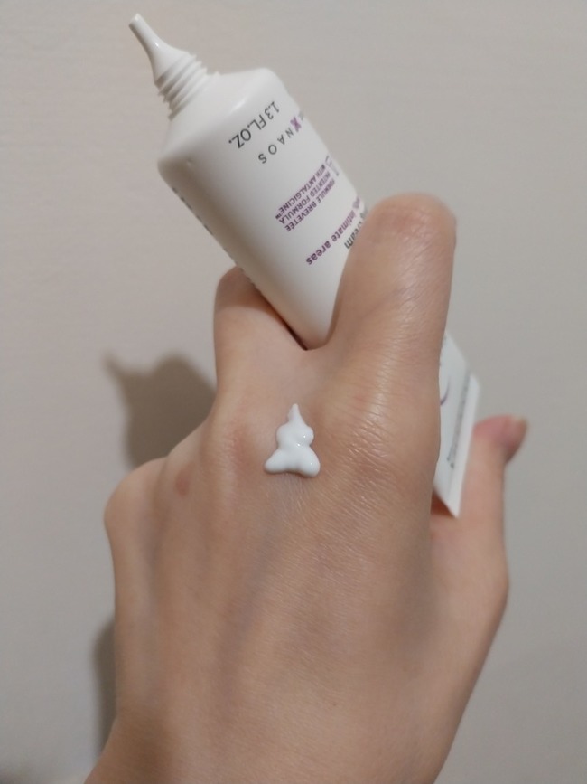 imgimg這個品牌來自法國貝膚黛瑪是相當知名的保養品牌這瓶主打能對抗種對抗種肌膚問題像我本身屬於容易乾燥的肌膚冬天容易乾癢泛紅問題就很適合使用這款修復霜imgimg瓶口設計相當便利不用擔心一次擠出太多想要少量使用是絕對可以的imgimg裡面有植萃成分~如角鯊烷油菜籽油荷荷芭油玻尿酸足夠支撐肌膚的水分還有油類的添加語能鎖住肌膚水份提升肌膚的滋潤度imgimg修復霜裡面無矽靈無酒精無人工色素無香料無Paraben類防腐劑可以放心使用喔imgimg它的質地算是相當濃密型的我覺得在霜類產品中視濃稠度較高輕輕地推開再輕輕點拍的方式塗抹在想要加強的部位imgimg我覺得容易有細紋還有易乾燥的部位塗抹在額頭顴骨還有臉頰容易乾癢的地方整體的滋潤度明顯增加許多原本乾養的地方也比較不會去抓了整體來說這瓶很適合問題肌膚解決因為缺水帶來不適感的問題喔