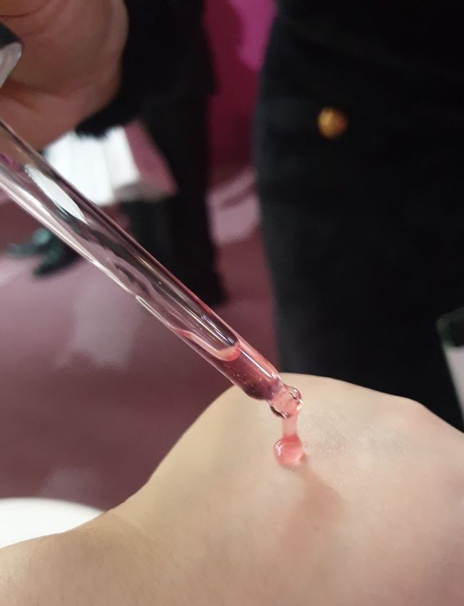 裡面精華液是花青素的粉紫色