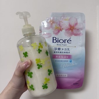 imgimgimgimg我買補充包裝自己的瓶子大概是月中開始洗它沖洗時皮膚不會滑滑的就是大家不喜歡的沖不乾淨的感覺洗完身體我也沒有乾癢的問題但香味聞久了覺得還蠻濃郁😥這款沐浴乳放在春秋季節洗對我來說保濕力剛剛好這系列有好幾款味道可以挑每次不知道要買什麼沐浴乳又會跑回來買Biore應該也算是便宜又不會太雷的沐浴產品