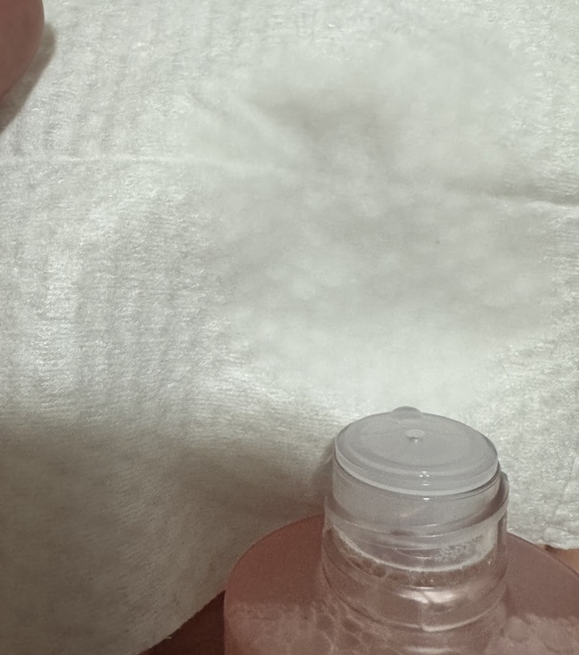 動作依照需求補充卸妝水的量