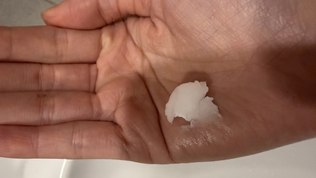 挖勺讓它直接躺在卸妝膏上了😅