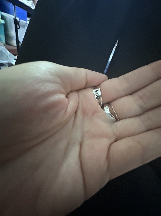 imgimg這款資生堂紅妍山茶花修護精華是用試用包體驗的質地偏清爽水感延展性很好一點點就可以推全臉吸收速度算快擦完會有一層微微的潤感臉看起來會有一點光澤感我用原相機拍也看得出來整體膚況看起來比較有精神味道是淡淡的花香不會難聞但對香味敏感的人可能還是會注意到不過我自己使用的感受是偏普通沒有特別驚艷的修護效果保濕度對我來說也沒有到很足夠使用後沒有明顯改善問題肌況整體來說是可以接受的產品但以這個價位來看CP值我會再考慮暫時不會特別想回購以上為個人使用感受提供參考imgimgimgimgimgimg