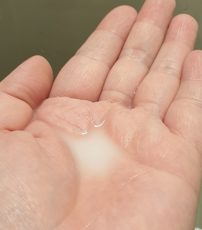 倒出來是乳白色的液體無香味