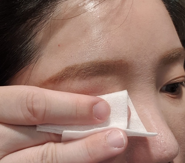 妝棉上先上眼稍微敷個秒～