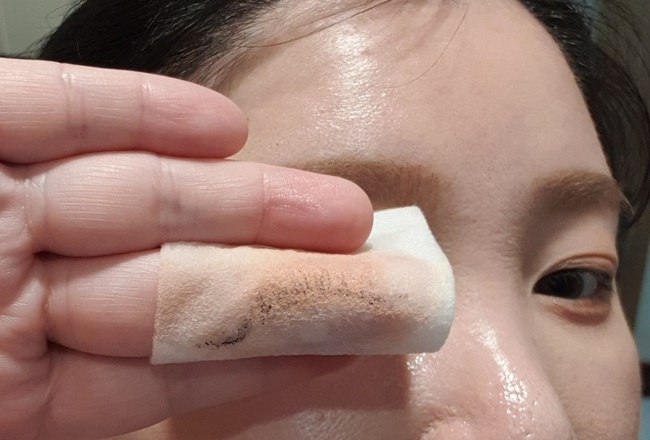 很明顯看到眼妝幾乎都擦起來了