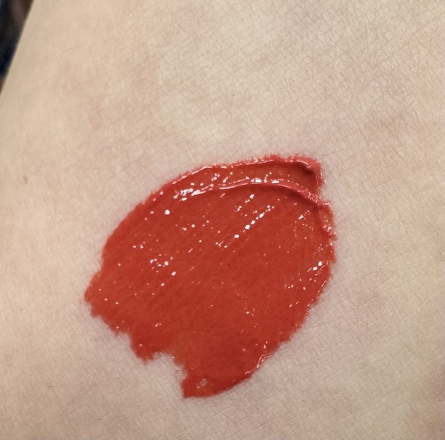 imgimg購買色號imgimg上唇很水如果是試用在手上會覺得黏因為光澤感的唇釉所以保濕度ok顯唇紋的話我覺得是還好因為不乾就不覺得顯唇紋❤️蠻服貼薄透的一款唇釉顯色度高新聞稿是說三號跟五號韓國熱賣色但現場沒看到試用我是六七號二選一六號比較明亮就選這條小紅書上有些訊息我實際測試感覺是沒有例如不沾杯如果說先擦了護唇蜜再上色基本上還是會沾杯的然後薄擦在手超過五分鐘還是會沾衛生紙看起來還是依然水潤imgimg會染唇卸唇要花一點時間用卸妝水還是有點難度可能要敷一下imgimg整體是滿意😀imgimgimgimg