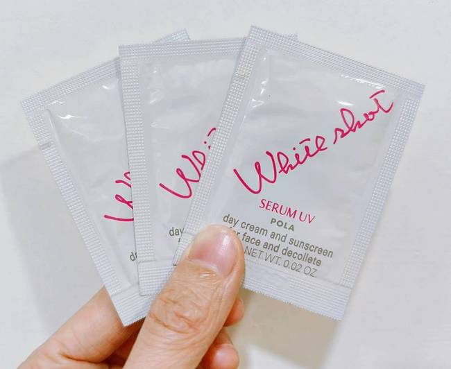 imgimg名稱|POLA擊速煥白UV防曬精華SPF+PA++++膚質|混合偏乾肌年的COSME百大網友禮包裡其中之一的小試用包感謝讓我有機會體驗🎁產品介紹與質地這款主打防曬+美白一起來的防曬精華係數SPF+PA++++日常通勤或戶外基本上都夠用禮包裡附的是小試用包g×質地為白色乳液狀蠻好抹勻也很好推開上臉之後不會有厚重黏膩感也沒有那種悶悶的不舒服感使用起來完全不會泛白剛擦完會有一點微微白白的但過段時間肌膚吸收進去就變自然了♡imgimg整體心得自己是混合偏乾肌其實滿怕防曬太乾或太悶但這款初體驗感覺還蠻不錯的擦完肌膚有一點保濕感但不黏後續上底妝也沒有打架或起屑妝感也算服貼此次因為只是少量的淺層體驗還看不太出美白效果但單就使用感來說是一款會讓人蠻有好感甚至會想繼續用下去的防曬ᐟᐟ✅優點質地清爽不黏日常用很舒服不泛白不厚重妝前使用也很OK和底妝不會有打架的問題有結合美白保養概念❌缺點以防曬來說價格偏高不太親民⭐總結初次體驗整體來說是那種有機會會想再嘗試的防曬產品沒有什麼明顯的大雷點如果預算OK會想買正貨但價格確實不太可愛就是好用但偏貴的一款防曬imgimg imgimg名稱|POLA擊速煥白UV防曬精華SPF+PA++++膚質|混合偏乾肌年的COSME百大網友禮包裡其中之一的小試用包感謝讓我有機會體驗🎁產品介紹與質地這款主打防曬+美白一起來的防曬精華係數SPF+PA++++日常通勤或戶外基本上都夠用禮包裡附的是小試用包g×質地為白色乳液狀蠻好抹勻也很好推開上臉之後不會有厚重黏膩感也沒有那種悶悶的不舒服感使用起來完全不會泛白剛擦完會有一點微微白白的但過段時間肌膚吸收進去就變自然了♡imgimg整體心得自己是混合偏乾肌其實滿怕防曬太乾或太悶但這款初體驗感覺還蠻不錯的擦完肌膚有一點保濕感但不黏後續上底妝也沒有打架或起屑妝感也算服貼此次因為只是少量的淺層體驗還看不太出美白效果但單就使用感來說是一款會讓人蠻有好感甚至會想繼續用下去的防曬ᐟᐟ✅優點質地清爽不黏日常用很舒服不泛白不厚重妝前使用也很OK和底妝不會有打架的問題有結合美白保養概念❌缺點以防曬來說價格偏高不太親民⭐總結初次體驗整體來說是那種有機會會想再嘗試的防曬產品沒有什麼明顯的大雷點如果預算OK會想買正貨但價格確實不太可愛就是好用但偏貴的一款防曬imgimg