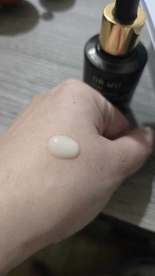 這款精華滴管是分開包裝使用