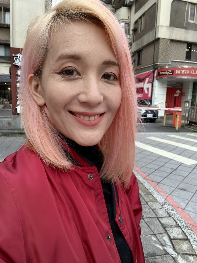 我也買了唇釉與眼影盤