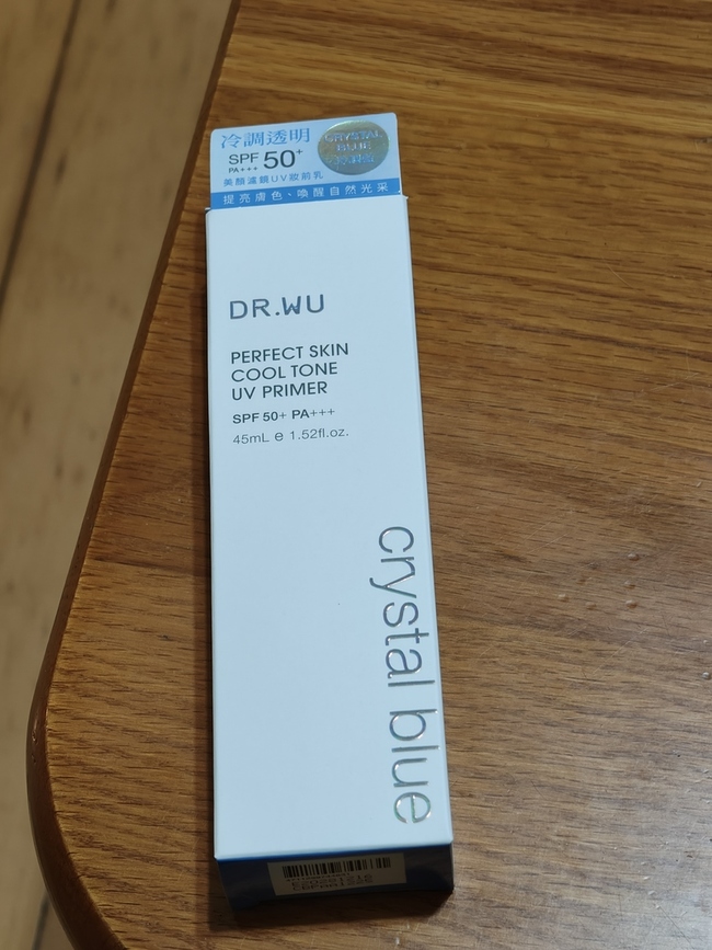 imgimgimgimgimgimgimgimgimgimgimgimg外包裝是我喜歡的有壓頭很方便控制用量一次壓兩下擦全臉都用氣墊粉撲擦我不喜歡沾手還要去廁所洗手很麻煩好用的粉撲也不怎麼吃粉所以防曬幾乎都在臉上不用擔心藍色很漂亮擦在臉上有個透明感感覺肌膚變比較冷白但是使用期間我額頭有長痘痘保養品沒有更換所以有點懷疑是這個後面再觀察看看開封還能使用個月這點也很棒我知道防曬兩個月用完一條差不多但是我一次會開不同條所以開封能放個月對我來說也很重要防曬比較少看到出藍色的總之推薦
