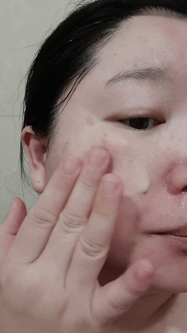 是在塗抹一層很清爽的乳液一樣~ 是在塗抹一層很清爽的乳液一樣~