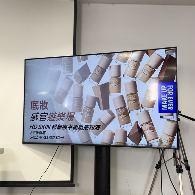 imgimgimgimg很開心可以參加新品實體活動這次新品粉底主打內保濕外控油目前看到的資訊上市ml售價$我這次拿到的粉底色號是C大家有興趣的話可以參考下圖選色imgimg上妝工具有美妝蛋粉底刷視自己喜歡的妝感選擇我現場先用手隨便試了一下粉底超薄超透有點霧面感不講手的哪一邊有上粉底的話幾乎看不出來imgimgimgimg現場化妝師則是用同品牌的粉底刷幫model上妝imgimg我自己在家上妝就隨便拿一個乾粉撲使用試用粉底的時間從月中到月底完妝後底妝很輕透沒什麼粉感所以沒有卡粉問題上妝後還有透出一點光澤遮瑕力大概落在中等粉底上完整張臉亮很多皮膚感受保濕不會乾不緊繃imgimg經過一整天在外面騎車室內室外及短暫戴口罩整臉底妝除了出油量變多肉眼看是沒什麼暗沉感戴口罩的兩側有被蹭壞不然整體的妝容還是很完整imgimg使用後的心得我覺得這次粉底對於新手上妝蠻友好因為這罐粉底上妝不太挑工具也不挑手法上臉後乾的速度比較慢有時間好好上妝粉底偏保濕型喜歡輕透帶有一點點光澤會推薦給膚質屬於乾肌或混合偏乾肌的人如果跟我一樣混合肌用控油力較強的產品定妝或壓掉出油後再補妝我很喜歡粉底呈現出來的妝感但夏天臉會出油和流汗這罐粉底對於我來說可能會有點扛不住除非都在冷氣房但撇開夏天混合肌春秋用這罐粉底應該是沒問題imgimg imgimgimgimg很開心可以參加新品實體活動這次新品粉底主打內保濕外控油目前看到的資訊上市ml售價$我這次拿到的粉底色號是C大家有興趣的話可以參考下圖選色imgimg上妝工具有美妝蛋粉底刷視自己喜歡的妝感選擇我現場先用手隨便試了一下粉底超薄超透有點霧面感不講手的哪一邊有上粉底的話幾乎看不出來imgimgimgimg現場化妝師則是用同品牌的粉底刷幫model上妝imgimg我自己在家上妝就隨便拿一個乾粉撲使用試用粉底的時間從月中到月底完妝後底妝很輕透沒什麼粉感所以沒有卡粉問題上妝後還有透出一點光澤遮瑕力大概落在中等粉底上完整張臉亮很多皮膚感受保濕不會乾不緊繃imgimg經過一整天在外面騎車室內室外及短暫戴口罩整臉底妝除了出油量變多肉眼看是沒什麼暗沉感戴口罩的兩側有被蹭壞不然整體的妝容還是很完整imgimg使用後的心得我覺得這次粉底對於新手上妝蠻友好因為這罐粉底上妝不太挑工具也不挑手法上臉後乾的速度比較慢有時間好好上妝粉底偏保濕型喜歡輕透帶有一點點光澤會推薦給膚質屬於乾肌或混合偏乾肌的人如果跟我一樣混合肌用控油力較強的產品定妝或壓掉出油後再補妝我很喜歡粉底呈現出來的妝感但夏天臉會出油和流汗這罐粉底對於我來說可能會有點扛不住除非都在冷氣房但撇開夏天混合肌春秋用這罐粉底應該是沒問題imgimg