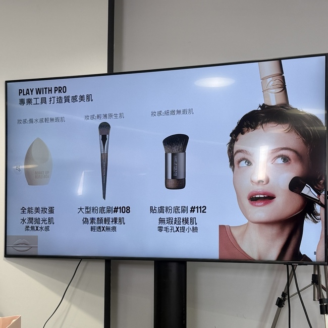 一邊有上粉底的話幾乎看不出來 一邊有上粉底的話幾乎看不出來