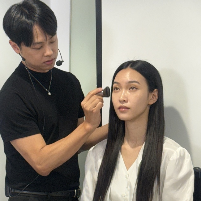 同品牌的粉底刷幫model上妝 同品牌的粉底刷幫model上妝