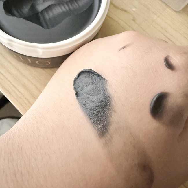 乾燥直接在臉上抹開很好清潔～～