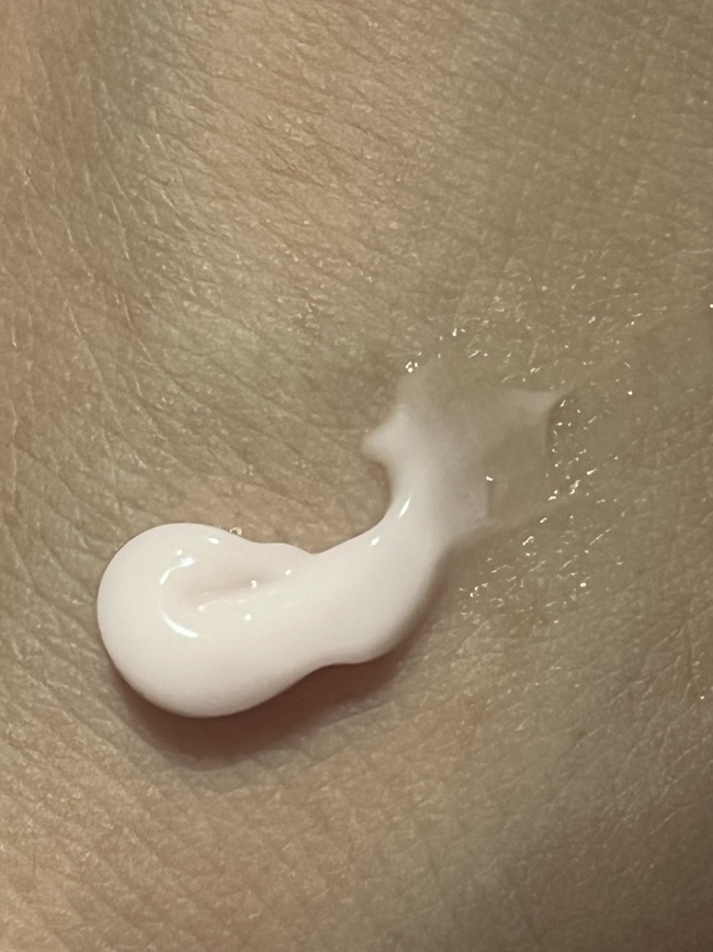 紅色乳霜質地非常好延展塗抹