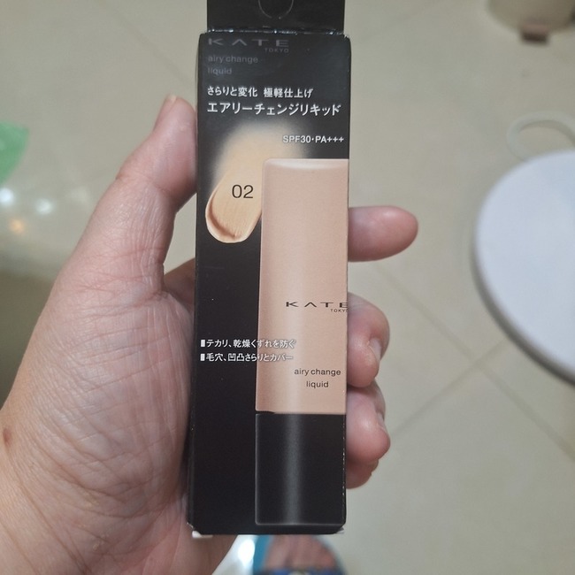 imgimg今早剛收到kate極輕感持久粉底液馬上試用起來imgimg先擠在手上液體帶點濃稠但顏色對我臉部而言可能有點黃暗想說試看看上臉狀況imgimg這是我原本素顏的膚況有小瑕疵底色是偏白的我家的燈是白光~但依舊很期待上臉的感覺imgimg果然是顏色不適合我要不然遮瑕力跟塗上的狀況是還滿不錯的我帶著粉底液做家事一小時還是一樣服貼如果自購我應該會買號來混一下或是拿來遮顴骨斑整個體驗差強人意但持久的部分給予很高肯定 imgimg今早剛收到kate極輕感持久粉底液馬上試用起來imgimg先擠在手上液體帶點濃稠但顏色對我臉部而言可能有點黃暗想說試看看上臉狀況imgimg這是我原本素顏的膚況有小瑕疵底色是偏白的我家的燈是白光~但依舊很期待上臉的感覺imgimg果然是顏色不適合我要不然遮瑕力跟塗上的狀況是還滿不錯的我帶著粉底液做家事一小時還是一樣服貼如果自購我應該會買號來混一下或是拿來遮顴骨斑整個體驗差強人意但持久的部分給予很高肯定