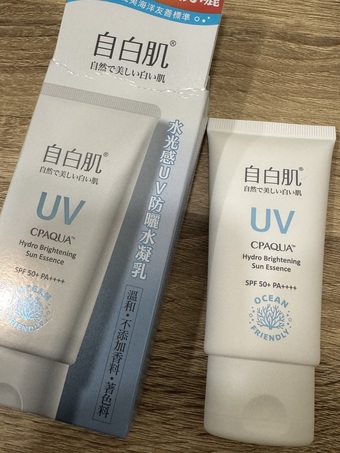 imgimgimgimg感謝cosme提供試用的機會夏天要來了最近也一直想嘗鮮有沒有不錯的防曬可以嘗試看看ε٩๑>₃<۶з剛好有這個機會體驗這款自白肌水光感UV防曬水凝乳真的是太好哩~對這個牌子印象一直停留在保養產品沒想到有出防曬主打含維生素B與保濕玻尿酸可提升肌膚透亮感~imgimgimgimg包裝很輕巧方便可以拿出來隨時補擦好方便這款也是主打海洋友善喔在防曬的同時也可以保護海洋●´ω`●ゞimgimg質地是水凝乳有點流動性很好抹開延展性佳而且厲害的是不會泛白也沒有起屑問題適合用在臉上擦上去不黏膩用手摸才會有些微黏黏感覺加上無色無味是會有再次購入的意願🌙ིྀꔛ♡來小總結ꔛ♡🌙ིྀ膚質混和油肌+敏感肌使用心得夏天悶熱會希望臉上的妝容可以清爽簡單這款防曬水凝乳是油肌們可以考慮的產品包裝輕便好收納隨身攜帶也OK~ imgimgimgimg感謝cosme提供試用的機會夏天要來了最近也一直想嘗鮮有沒有不錯的防曬可以嘗試看看ε٩๑>₃<۶з剛好有這個機會體驗這款自白肌水光感UV防曬水凝乳真的是太好哩~對這個牌子印象一直停留在保養產品沒想到有出防曬主打含維生素B與保濕玻尿酸可提升肌膚透亮感~imgimgimgimg包裝很輕巧方便可以拿出來隨時補擦好方便這款也是主打海洋友善喔在防曬的同時也可以保護海洋●´ω`●ゞimgimg質地是水凝乳有點流動性很好抹開延展性佳而且厲害的是不會泛白也沒有起屑問題適合用在臉上擦上去不黏膩用手摸才會有些微黏黏感覺加上無色無味是會有再次購入的意願🌙ིྀꔛ♡來小總結ꔛ♡🌙ིྀ膚質混和油肌+敏感肌使用心得夏天悶熱會希望臉上的妝容可以清爽簡單這款防曬水凝乳是油肌們可以考慮的產品包裝輕便好收納隨身攜帶也OK~