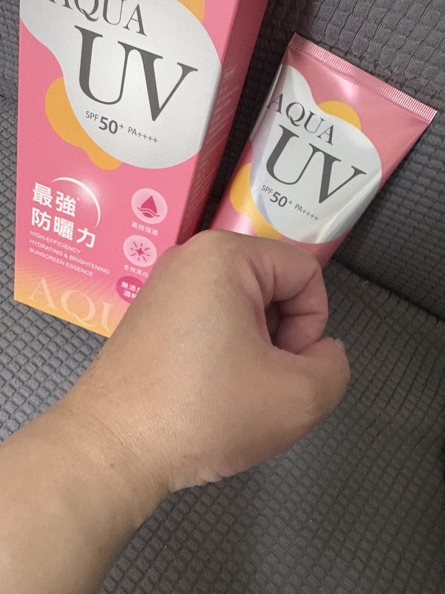 質地是乳液狀的散發淡淡的香氣