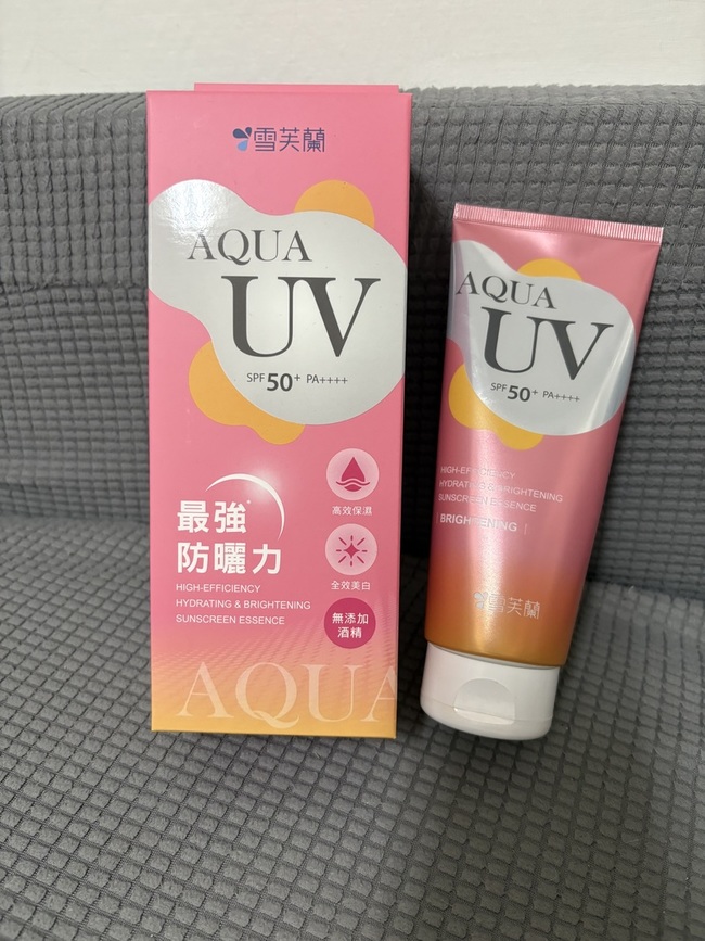 imgimg這次抽中試用的是雪芙蘭超水感高效保濕防曬精華美白款開箱看到本尊的時候驚呼了一下g的大容量售價才元臉部身體都適用這個CP值超高耶～SPF+PA++++的高防曬係數讓人感到安心👍🏻imgimg撕開瓶口的封膜擠出來的防曬帶著淡淡的米黃色質地是乳液狀的散發淡淡的香氣imgimg水感狀的乳液型態很好推勻沒有出現泛白的情況也不厚重嘗試塗在臉上雖然上臉沒有油膩感但我感覺味道太香了不太習慣⋯所以都是拿來擦手腳雖然防曬不油也不粘膩但塗完防曬之後手指手掌會有種油亮感不是很喜歡手指殘留的那種感覺😅每次塗完防曬一定要去洗手撇開手指油亮感這點其實雪芙蘭超水感高效保濕防曬精華的表現還算不錯啦現在出門手腳都是靠它撐場呢😆