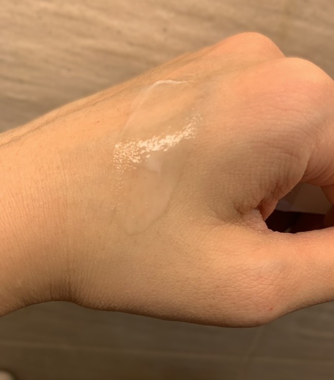 體介於清爽乳液和修護乳霜之間 體介於清爽乳液和修護乳霜之間