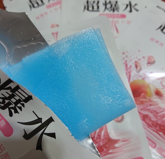 一層藍色織布精華液很多
