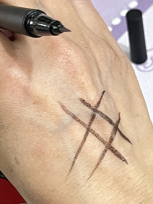 看帶紫因該算是冷色調的咖啡色