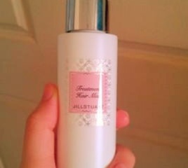 網友Karen&Aj在心得中提到純白花漾髮香霧 TREATMENT HAIR MIST和旅行組有關 購買她的純白花漾輕活旅行組香味是一樣白花香