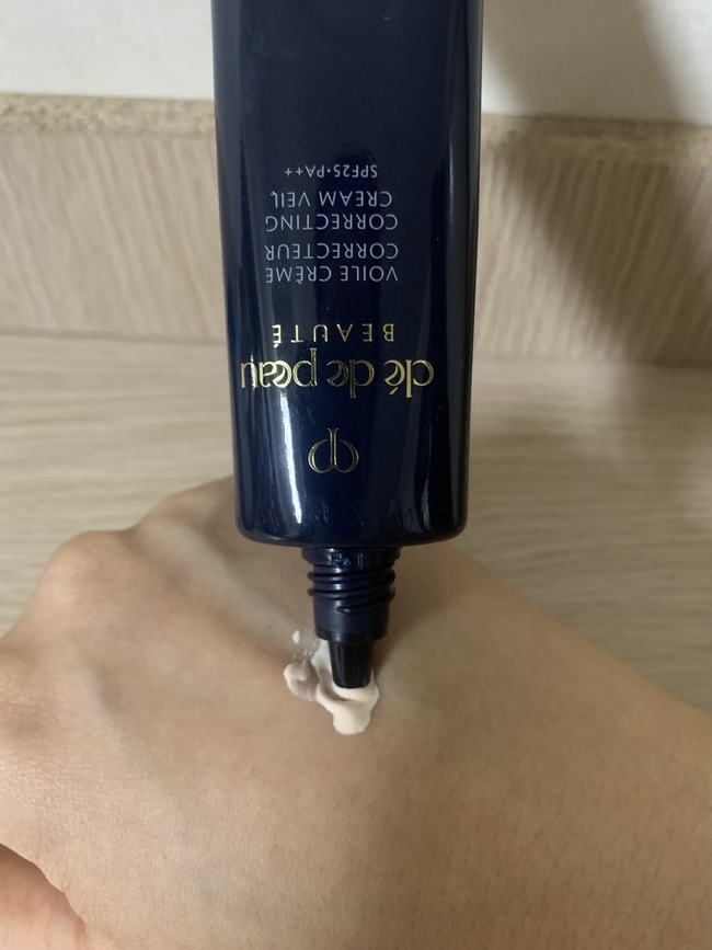 而會留下薄薄粉感在肌膚上