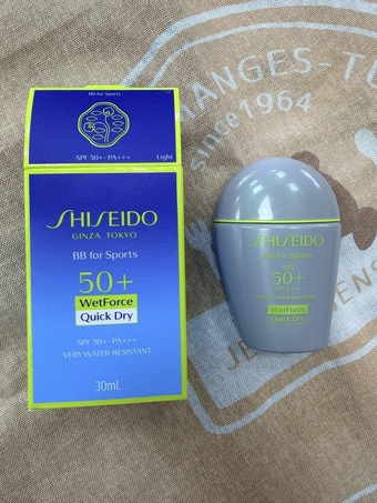 imgimg忘記是看到誰推薦說好用了在逛機場免稅店看到買來用用看imgimgSpfpa+++我選light容量mlimgimgimgimg最近直接當防曬底妝用就不用擦那麽多罐了要分區上才不會難推有香味防曬味但抹完就聞不太到出油之後變好看推薦混合或偏油膚質還不錯可能會回購