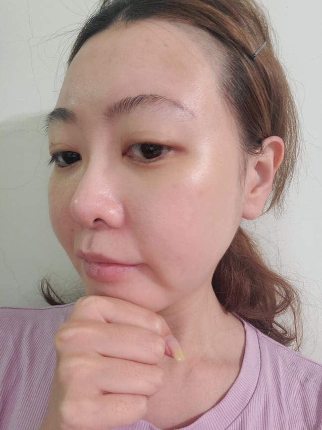 但臉部還有明顯有光澤感