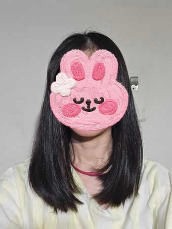 吹完頭髮尚未用梳子吹整的照片