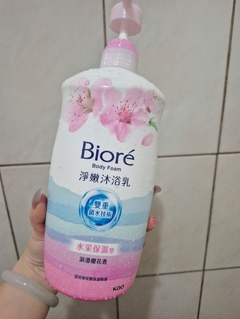 imgimg沐浴產品不知道挑甚麼品牌終究選擇不會雷的蜜妮imgimg⚫內補水添加倍UP天然保濕因子NMF甜菜鹼天然來源保濕成分以及玻尿酸保濕精華洗後肌膚水嫩細緻綻放水亮光采⚫外防禦日本淨膚鎖水技術再升級只帶走髒污保留並鎖住肌膚原生的關鍵水分洗出摸得到的水嫩美肌溫和潔淨⚫升級溫和潔淨配方超細緻保水泡泡溫和洗淨皮脂與污垢肌膚乾淨不乾澀imgimg這一款是屬於淡雅花香調洗後的肌膚不乾澀崩感持香力普通算是男女生都可以接收的香味且價格不高購買方便
