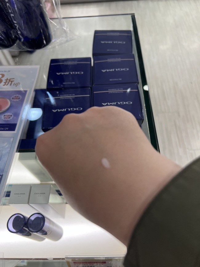 用挖棒取了綠豆大小在我的手背上