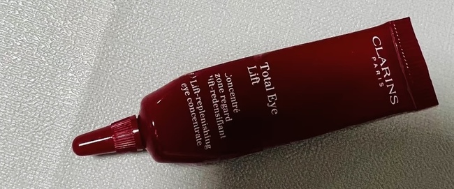 imgimg這款眼霜樣品設計很好很方便使用眼霜不黏膩拉提感稍微有感覺是緊緻一點點質地好推開是白色的不長肉芽不會和妝前那些產品有起屑的問題擦眼下遮瑕也很有感基本上是挺喜歡的之後可能會想入坑克蘭詩因為他們家贈品都很大方地給~