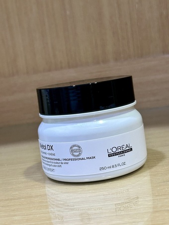 imgimg感謝Cosme和巴黎萊雅PRO提供的試用機會～imgimg先說結論這款髮膜真的很厲害我的髮質雖然是細軟髮但還是容易有毛躁感用了這款髮膜柔順感大大提升而且完全不是假潤感而是感覺真的有被頭髮吃進去有被修護到會覺得自己髪質真的變好了地板沖完也不會滑滑的或有沖不乾淨的感覺有些開價髮膜雖然剛使用完效果也是不錯但有時候吹完頭髮或是睡醒隔天柔順感就會消失又變得毛躁但吸金喚彩髮膜這罐對我來說沒有上述狀況效果持久很多香味是有點柑橘感應該算大眾接受度都滿高的味道好用推推😍