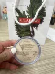 林林華育 - CLARINS 克蘭詩 高保濕柔霧輕蜜粉 使用心得圖片