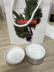 林林華育 - CLARINS 克蘭詩 高保濕柔霧輕蜜粉 使用心得圖片