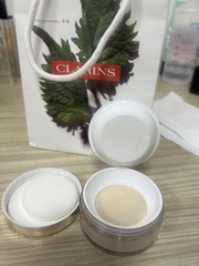 林林華育 - CLARINS 克蘭詩 高保濕柔霧輕蜜粉 使用心得圖片