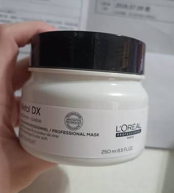 imgimg很開心獲得巴黎萊雅PRO專業美髮絲漾博吸金喚彩髮膜感謝巴黎萊雅PRO專業美髮和Cosme提供本次的試用機會imgimg雖然我的頭髮沒有染燙但因為屬於細軟髮加上每天都會吹整所以還是會希望頭髮能維持柔順不容易毛躁imgimg這次使用這款髮膜我都是洗完頭後先把多餘水分稍微擦乾再均勻塗抹在髮中到髮尾停留幾分鐘後沖洗🫧imgimg它的質地偏濃潤但很好推開也不用一次挖很多就能均勻包覆頭髮沖洗時沒有假滑或洗不乾淨的感覺吹乾之後頭髮摸起來比較柔軟也比較有蓬鬆感不會因為滋潤度高就變得貼頭皮✨↓使用前imgimg↓使用後imgimg連續使用一段時間後我覺得頭髮比以前更好整理尤其早上起床後毛躁沒有那麼明顯梳頭時也比較順不容易卡住↓使用前imgimg↓使用後imgimg搭配同系列髮油一起使用整體的柔順度和光澤感更自然摸起來很舒服💕imgimg香味是淡淡的柑橘木質調不會太濃郁洗完頭後心情也很好🍊imgimg我覺得這組產品即使是沒有染燙的髮質也很適合日常保養讓頭髮維持柔順有光澤又不會有厚重的負擔對於像我一樣細軟髮容易毛躁的人來說是近期使用下來蠻有好感的一組護髮產品❤️imgimg再次感謝巴黎萊雅PRO專業美髮和Cosme提供本次的試用機會哦