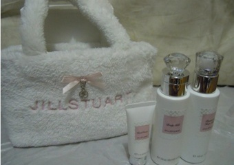 網友幸福ㄉ小孩在心得中提到純白花漾髮香霧 TREATMENT HAIR MIST和隨身包有關 手滑買了純白花漾輕活旅行組算是迷你瓶也能好