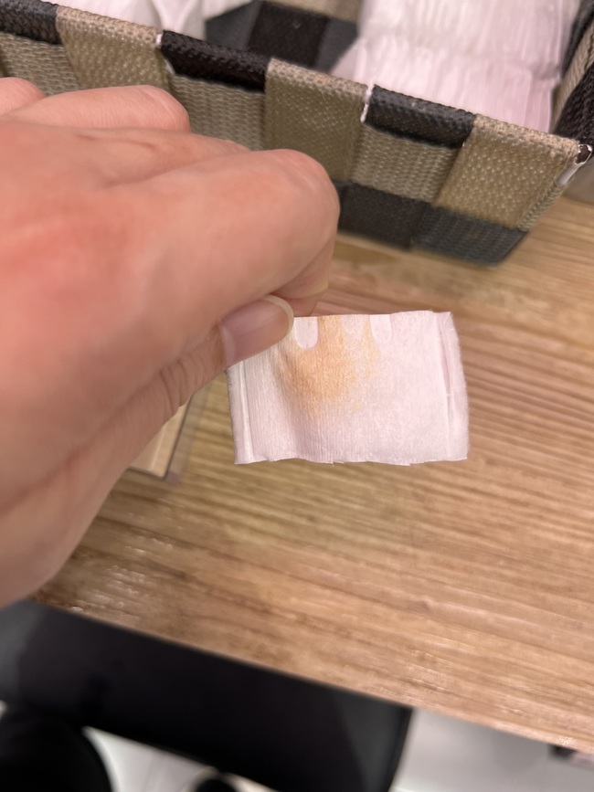 就使用現場提供的化妝棉來上