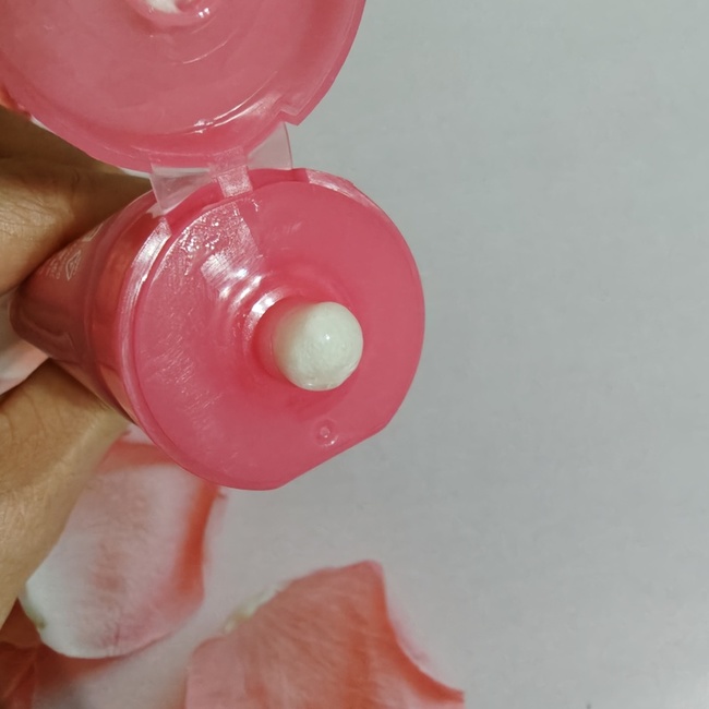 白色輕盈乳霜狀沒有香味